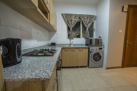 Apartment, 2 Bedrooms | Shared kitchen | Fridge, microwave, oven, stovetop