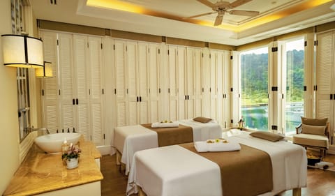 Spa tub, steam room, body treatments, aromatherapy, body scrubs, facials