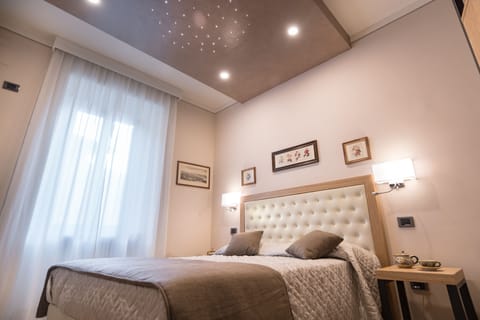 Design Room | Premium bedding, down comforters, minibar, individually decorated