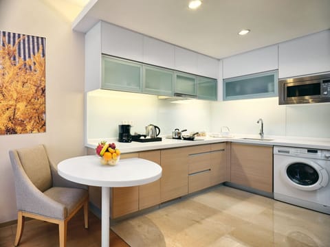 Full-size fridge, microwave, coffee/tea maker, rice cooker