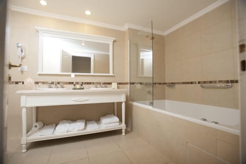 Deluxe Suite | Bathroom | Jetted tub, free toiletries, hair dryer, bidet