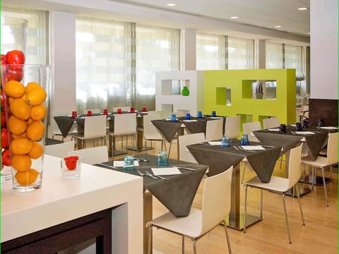 Breakfast served, international cuisine