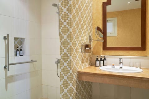 Deluxe Room | Bathroom | Eco-friendly toiletries, hair dryer, bidet, towels