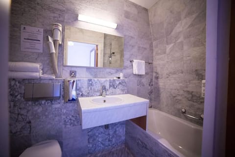 Single Room | Bathroom | Eco-friendly toiletries, towels