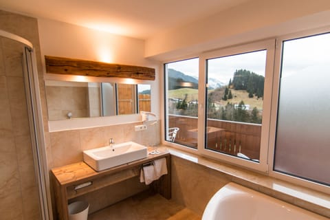 Deluxe Duplex, Bathtub, Mountain View | Bathroom | Shower, hair dryer, bathrobes, towels