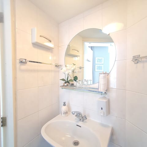 Double Room | Bathroom | Shower, free toiletries, hair dryer, towels