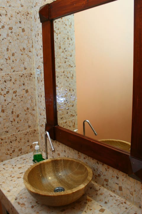 Deluxe Double Room | Bathroom sink