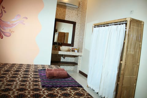 Deluxe Double Room | In-room safe, individually decorated, rollaway beds, bed sheets