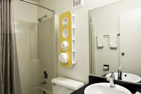 Combined shower/tub, towels