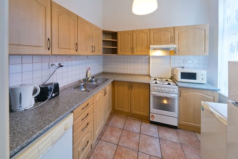 Comfort Apartment, 2 Bedrooms | Private kitchen | Fridge, microwave, coffee/tea maker, electric kettle