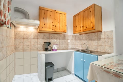 The apartment does not have a kitchen.