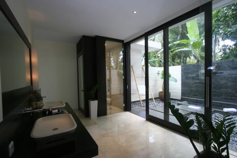 Ocean Villa | Bathroom | Separate tub and shower, rainfall showerhead, free toiletries