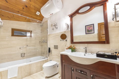 Deluxe Double or Twin Room | Bathroom | Combined shower/tub, deep soaking tub, rainfall showerhead