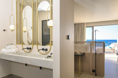 Premium Studio Suite, 1 King Bed, Private Pool, Sea View | Bathroom | Designer toiletries, hair dryer, slippers, towels