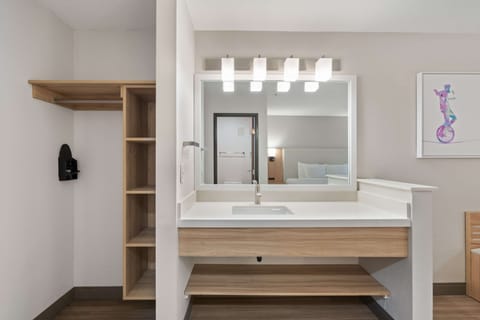 Combined shower/tub, free toiletries, hair dryer, towels