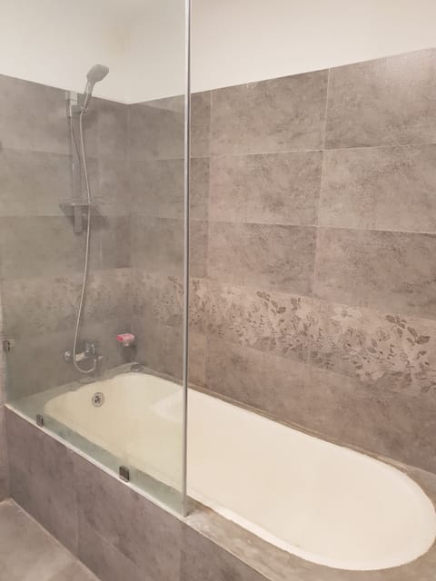 Quadruple Suite | Bathroom | Combined shower/tub, rainfall showerhead, hair dryer, slippers