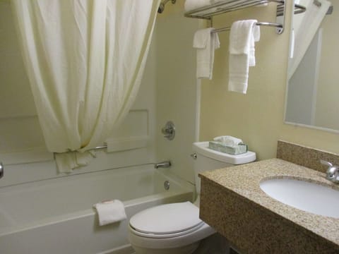Combined shower/tub, deep soaking tub, towels