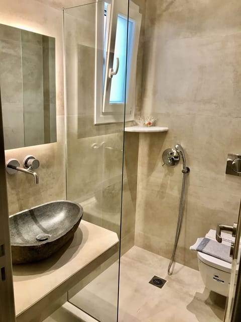 Standard Triple Room | Bathroom | Hair dryer, towels