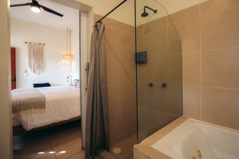 Romantic Studio Suite | Bathroom | Shower, free toiletries, hair dryer, towels