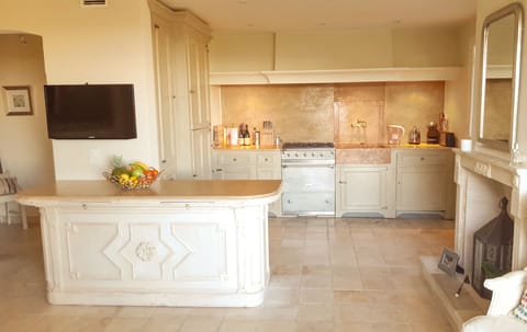 Fully equipped food lover's kitchen 