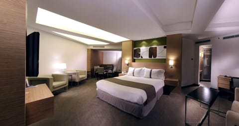 Junior Suite, 1 King Bed | Minibar, in-room safe, desk, iron/ironing board