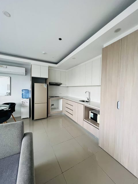 Basic Suite | Private kitchen | Full-size fridge, microwave, electric kettle, rice cooker