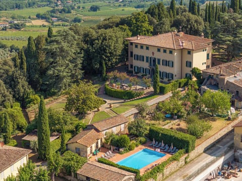Villa Petrolo garden overview & pool