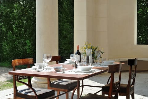 Lunch at the shadow of the colonnade