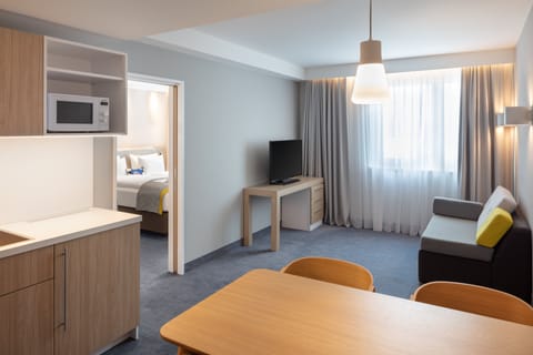 Suite, 1 Queen Bed | Desk, soundproofing, iron/ironing board, free WiFi