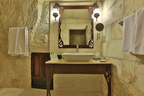 King Suite | Bathroom | Shower, hair dryer, slippers, towels