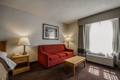 Suite, Non Smoking | Premium bedding, pillowtop beds, in-room safe, desk