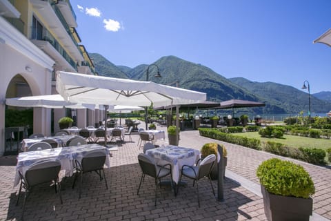 Enjoy a pizza or pasta at the Osteria del Porto