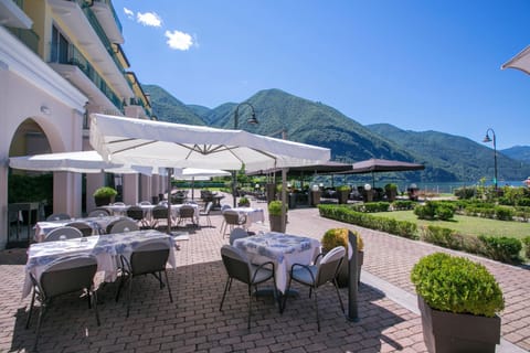 Enjoy a pizza or pasta at the Osteria del Porto