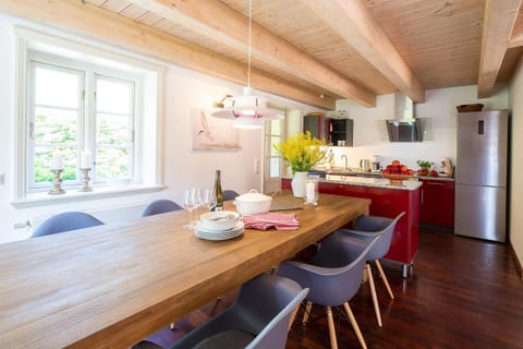 Kitchen with dining table in the holiday apartment Skagen