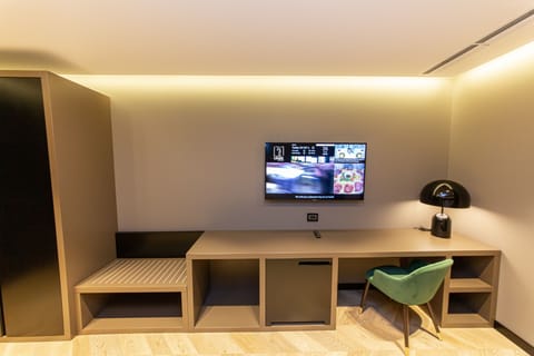 Deluxe Double Room | Living area | 40-inch LED TV with cable channels, TV