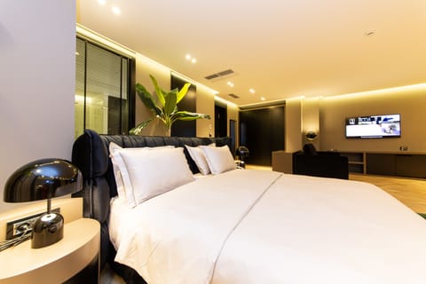 Royal Studio Suite, Lake View | Premium bedding, minibar, in-room safe, desk