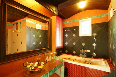 Panoramic View Room | Bathroom | Shower, free toiletries, hair dryer, towels