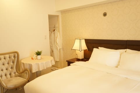 Deluxe King Room | Premium bedding, individually decorated, individually furnished, desk