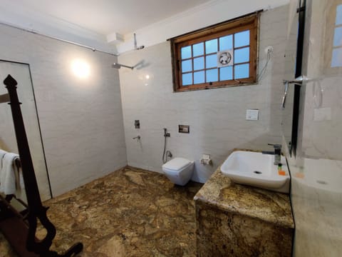 Scottish Villa Room | Bathroom | Shower, hydromassage showerhead, free toiletries, bidet