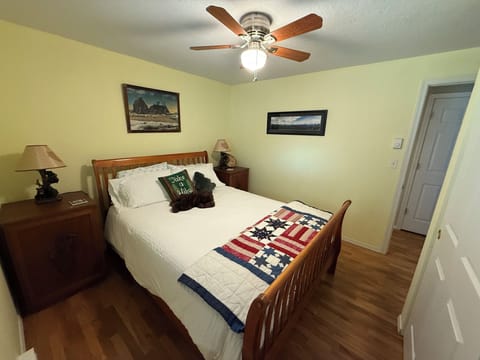 Yellow room, Queen size bed