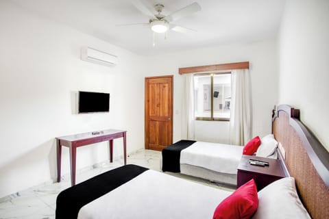 Standard Twin Room | Desk, free WiFi, bed sheets