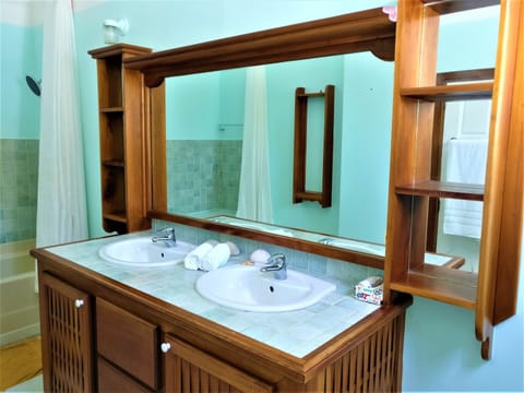 Standard Villa, 5 Bedrooms | Bathroom | Hair dryer, towels