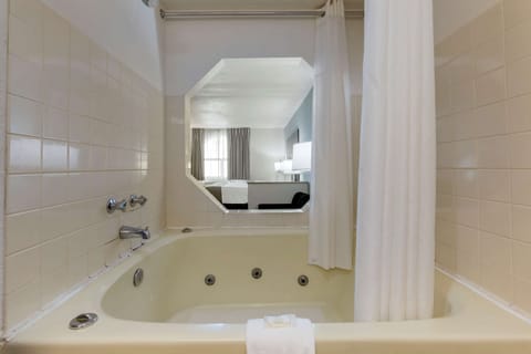 Suite, 1 King Bed, Non Smoking, Jetted Tub | Premium bedding, pillowtop beds, desk, laptop workspace