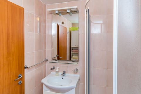 Apartment, 1 Bedroom, Balcony | Bathroom | Shower, hair dryer, towels