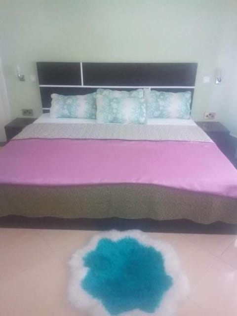 Deluxe Room, 1 Queen Bed | Free WiFi, bed sheets