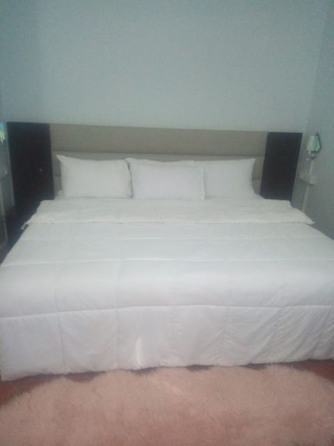 Deluxe Room, 1 King Bed | Free WiFi, bed sheets