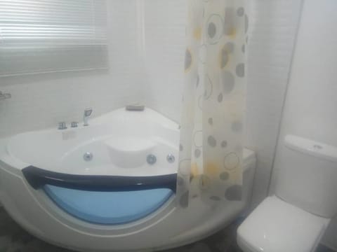 Deluxe Room, 1 King Bed | Bathroom | Shower, towels, soap, shampoo