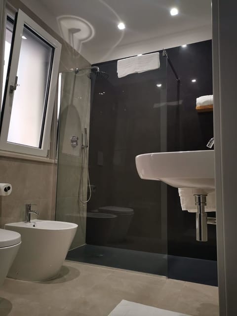 Double Room, Balcony (Zig Zag) | Bathroom | Shower, rainfall showerhead, free toiletries, bidet