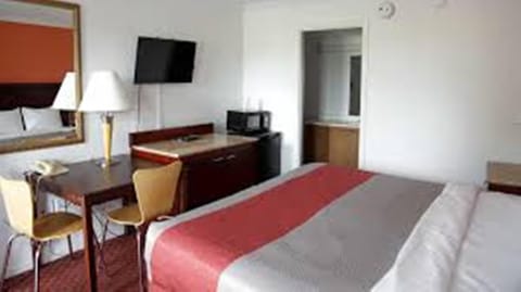 Desk, laptop workspace, iron/ironing board, free WiFi