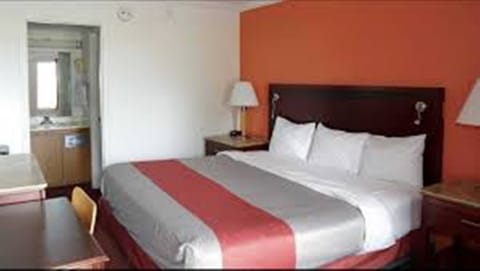 Desk, laptop workspace, iron/ironing board, free WiFi